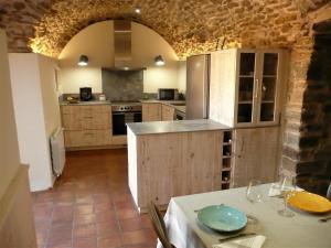 Kuchnia lub aneks kuchenny w obiekcie MONELLS - CASA Rural - CAN FELIP