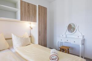 Postel nebo postele na pokoji v ubytování Apartments Mikanović