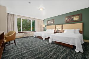 RochesterにあるLucky Eagle Casino & Hotel (Washington)のベッド2台と窓が備わるホテルルームです。
