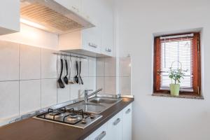Kuchyň nebo kuchyňský kout v ubytování Apartments Mikanović