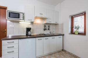 Kuchyň nebo kuchyňský kout v ubytování Apartments Mikanović