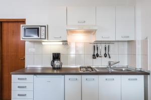 Kuchyň nebo kuchyňský kout v ubytování Apartments Mikanović