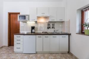 Kuchyň nebo kuchyňský kout v ubytování Apartments Mikanović