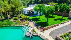 - une vue aérienne sur une maison avec une piscine dans l'établissement Cubo's Villa El Tejar, à Alhaurín el Grande