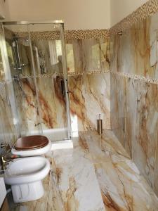 een badkamer met een toilet en een douche bij Agriturismo Reggia Saracena in Agrigento