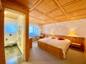 Voodi või voodid majutusasutuse Hotel Engiadina toas