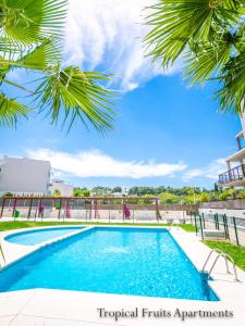 einen Pool in einem Resort mit Palmen in der Unterkunft Apartment Lime Golden Star, Javea in Jávea
