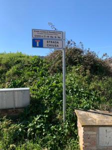 un panneau indiquant la rue sur le côté d'une colline dans l'établissement Villa Monte Illuminato, à Fano