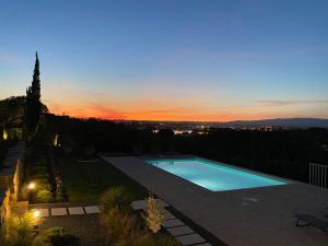 een zwembad met een zonsondergang op de achtergrond bij Luxury Villa, Ocean View, Private Heated Pool in Ferragudo