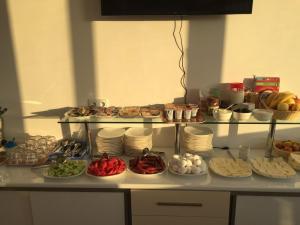 un buffet con muchos platos de comida en una mesa en Hotel Royal Georgia en Batumi