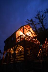 クウォツコにあるSzalejówka Domkiの夜間のライトアップが施されている