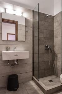 a bathroom with a sink and a shower at Mike's Apartments in Nei Poroi