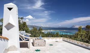 un patio con vistas al océano en Villa Iris - Ela Sardinia in Villa en San Teodoro
