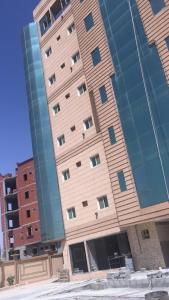 فندق ترند- trend hotel في الباحة: مبنى طويل وبه نوافذ على جانبه