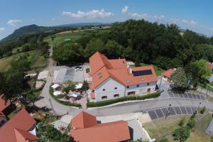 uma vista aérea de uma grande casa com telhados laranja em Bak Vendéglő faházak em Gyulakeszi