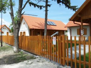 Galeriebild der Unterkunft Bak Vendéglő faházak in Gyulakeszi