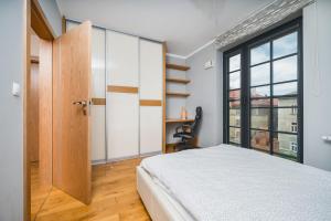 Gallery image of Glam Brewery Suite - Deluxe Apartment with Parking in Krakow