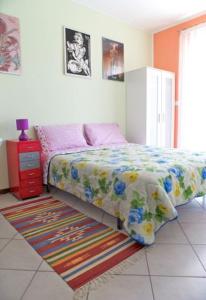 una camera con letto e tappeto di B&B La Palma a Pescara