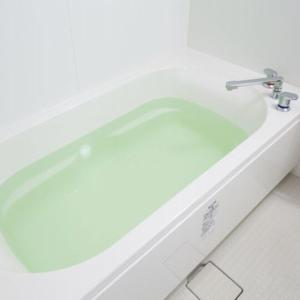 Sakura Garden Hotel - Vacation STAY 79012 في أوساكا: حوض استحمام أبيض مع نافذة زجاجية في الحمام