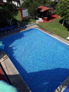 una piscina de agua azul en un patio en Hotel Quinta Paraiso, en Cocoyoc
