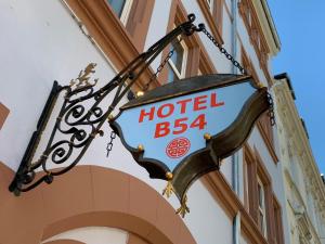 ein Schild für ein Hotel an der Seite eines Gebäudes in der Unterkunft Hotel B54 Heidelberg City Center in Heidelberg