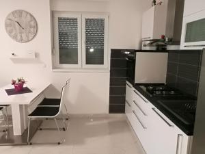 Kuchyň nebo kuchyňský kout v ubytování Roberto Apartment