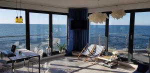 balkon z widokiem na ocean w obiekcie Apartament Morski przy Latarni w Darłówku