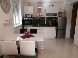 Kuchyň nebo kuchyňský kout v ubytování Roberto Apartment