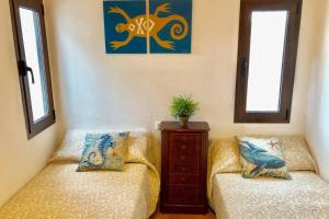 Łóżko lub łóżka w pokoju w obiekcie GATU PREMIUM Villa Lurberri piscina privada, 4 dormitorios, 2 baños, parking , jardines, " Preferente mayores de 25 años y familias " ín y barbacoa