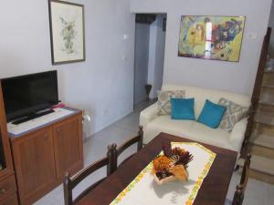 uma sala de estar com uma mesa e um sofá em Casa Giuly em Vivo dʼOrcia