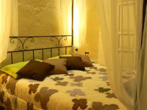 sypialnia z łóżkiem z kołdrą wzorzystą kwiatów w obiekcie Thalassa Locanda B&B e appartamento w mieście Arcidosso