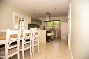 una cucina con tavolo e sedie in una stanza di Hillside House- Wild Atlantic Way a Burnfoot