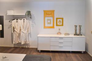 Vestidor blanco en una habitación con actividades en Hofstee appartement. en Urk