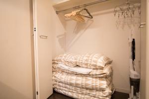 um quarto com uma cadeira no canto de um quarto em Cube Haruyoshi Patio - Vacation STAY 83177 em Fukuoka