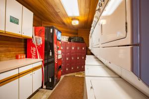 una cocina con armarios blancos y neveras en Kutuk Condominiums, en Steamboat Springs