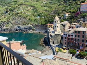 a view of a town with a river and buildings at Affittacamere Benedetta e Isabelle in Vernazza +50 photos