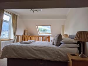 ein Schlafzimmer mit einem großen Bett und einem Fenster in der Unterkunft The Haven in Keswick