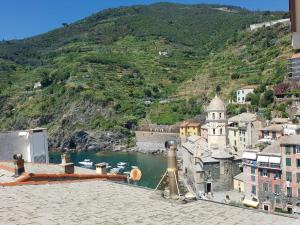 a view of a town with a river and mountains at Affittacamere Benedetta e Isabelle in Vernazza