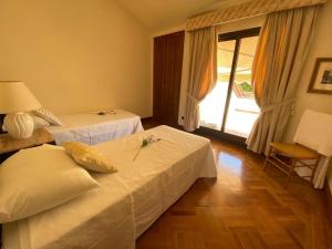 a hotel room with two beds and a window at Villa Blanca con piscina a 15 minutos de Toledo in Olías del Rey +29 photos