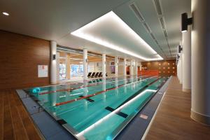 duży basen w budynku w obiekcie Apartamenty Aquarius z Aquacenter w Kołobrzegu