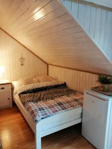 a bed in a room with an attic at Willa Rosiczka in Okuninka