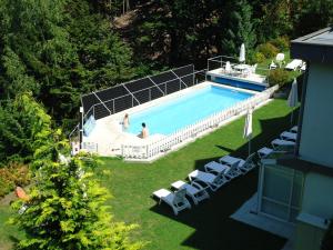 vista sul tetto di una piscina in un cortile di Haus Panorama a Drobollach am Faakersee