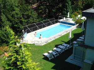 an overhead view of a swimming pool in a yard at Haus Panorama in Drobollach am Faakersee