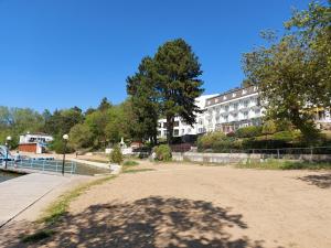 a large building in the middle of a park at Apartament Wągrowiec, Gabi - Remigiusz Kiszka in Wągrowiec