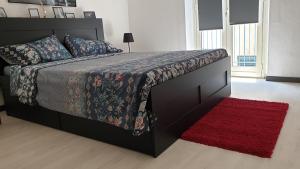 A bed or beds in a room at Virginia House 2