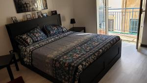 A bed or beds in a room at Virginia House 2