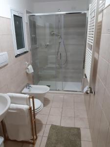 La salle de bains est pourvue d'une douche, de toilettes et d'un lavabo. dans l'établissement Casa Cinzia Bonassola Cinque Terre, à Bonassola