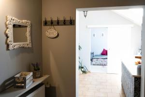 korytarz z drzwiami prowadzącymi do sypialni w obiekcie Apartament pod Morwą w Lubniewicach +9 zdjęć