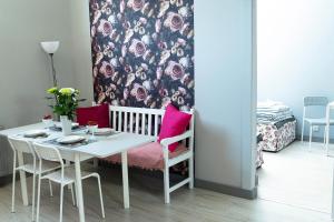 jadalnia z białym stołem i różowymi krzesłami w obiekcie Apartament pod Morwą w Lubniewicach