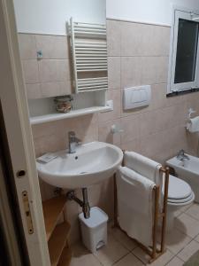 uma casa de banho com um lavatório e um WC em Casa Cinzia Bonassola Cinque Terre em Bonassola